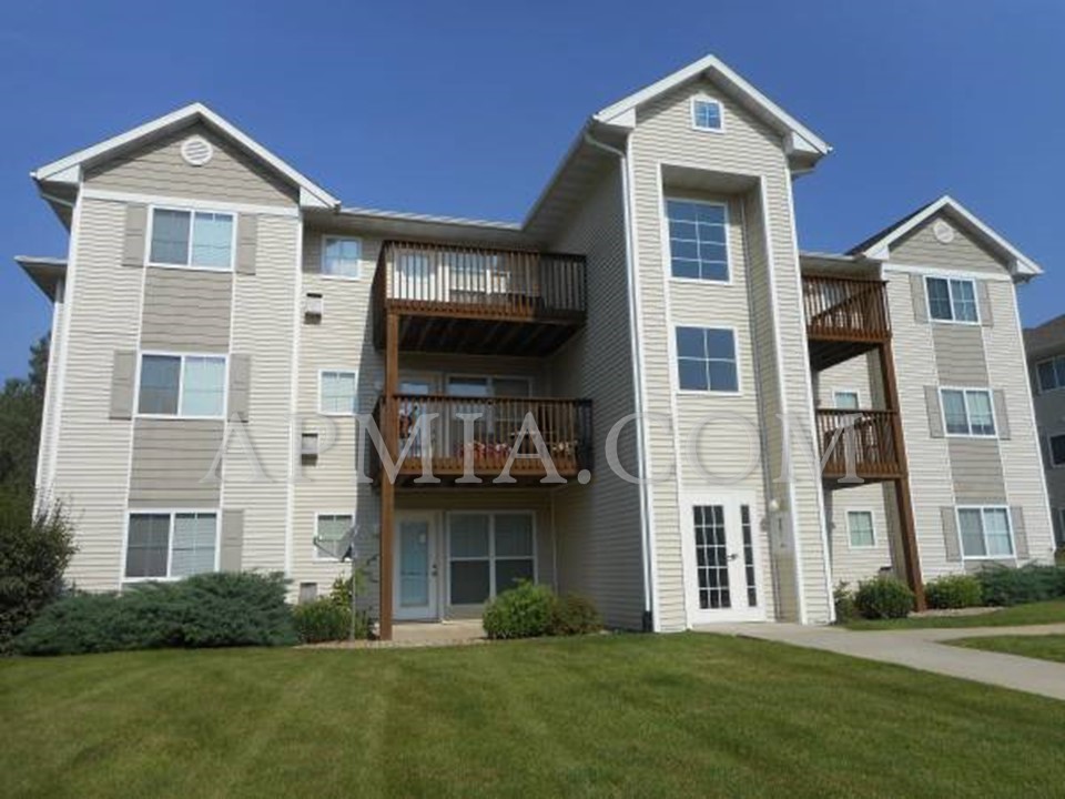 6601 Creekside Dr NE #1